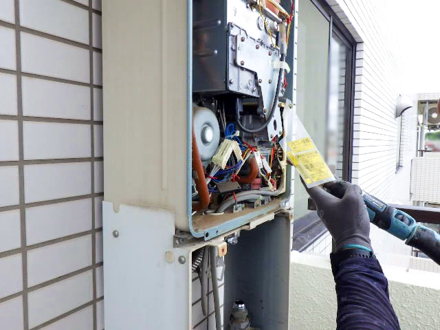 既設の給湯器撤去中の写真