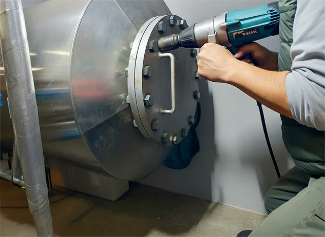 貯湯槽マンホール復旧中