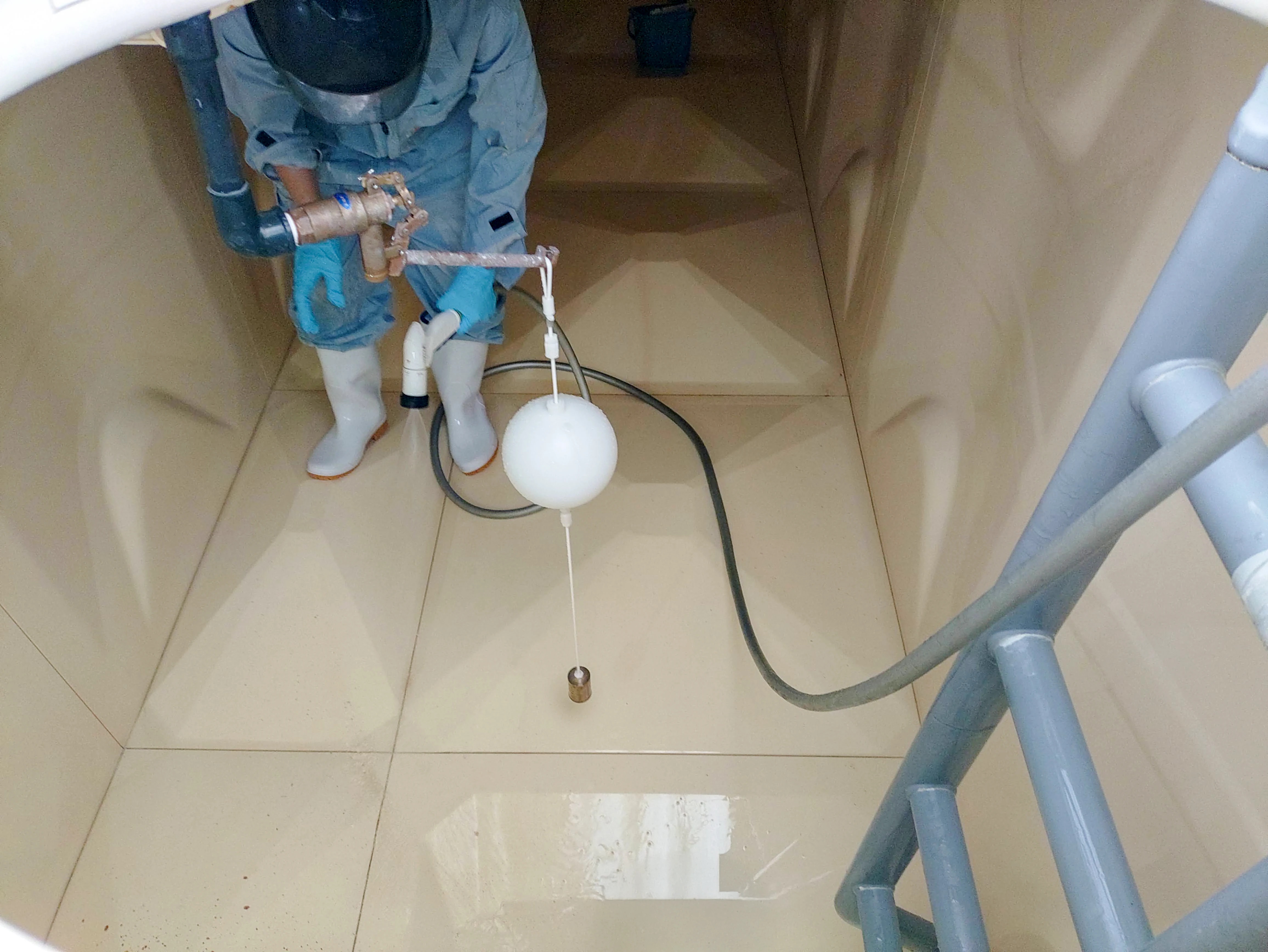 受水槽清掃作業