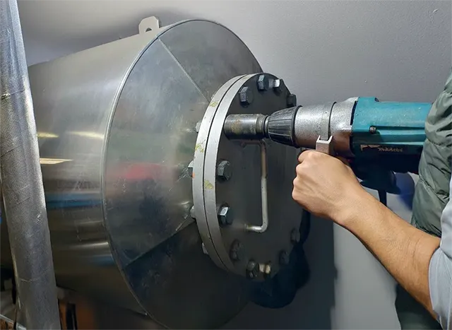 貯湯槽マンホール開口中