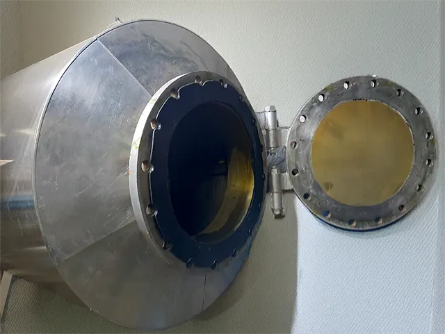 貯湯槽マンホール開口後