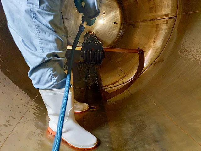 貯湯槽清掃作業