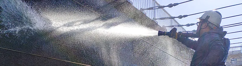 浄水場内の沈殿池における堆積泥の清掃作業風景